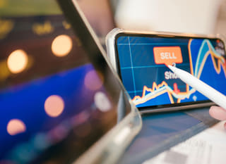 Trader som arbeider med flere markeder og gjennomgår Bitcoin-, Ethereum- og forex-opsjoner